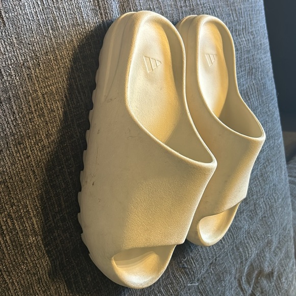 Men’s Yeezy slides - Picture 2 of 4